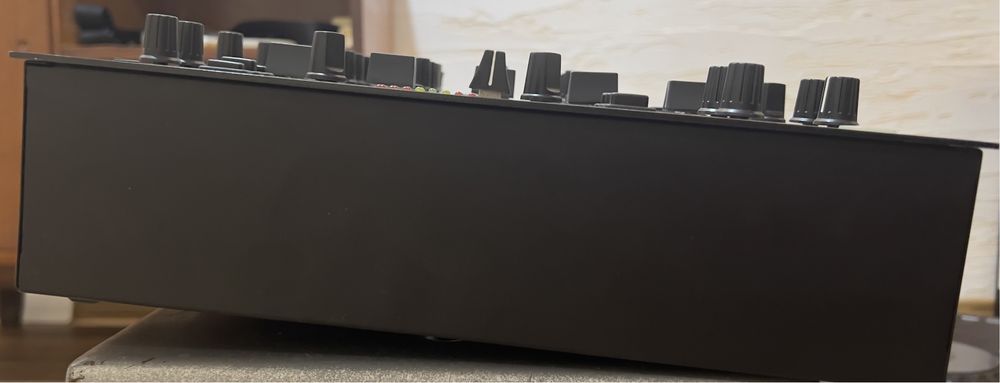 DJ мікшер Behringer DJX 750