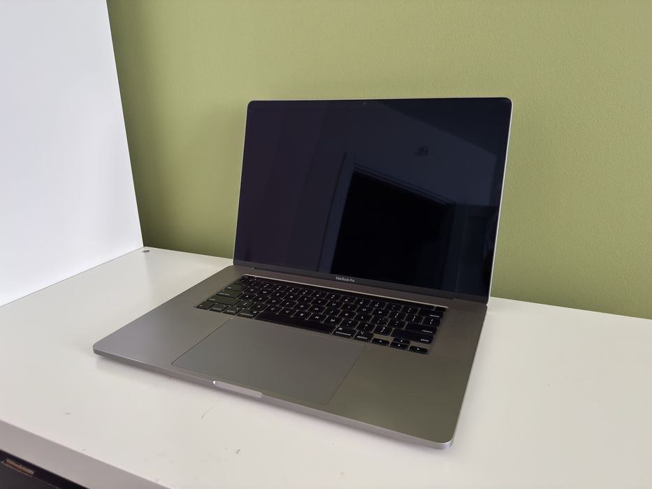 Macbook Pro 16 2019 i9/32/SSD 2 Tb + 8 Gb Radeon 5500m