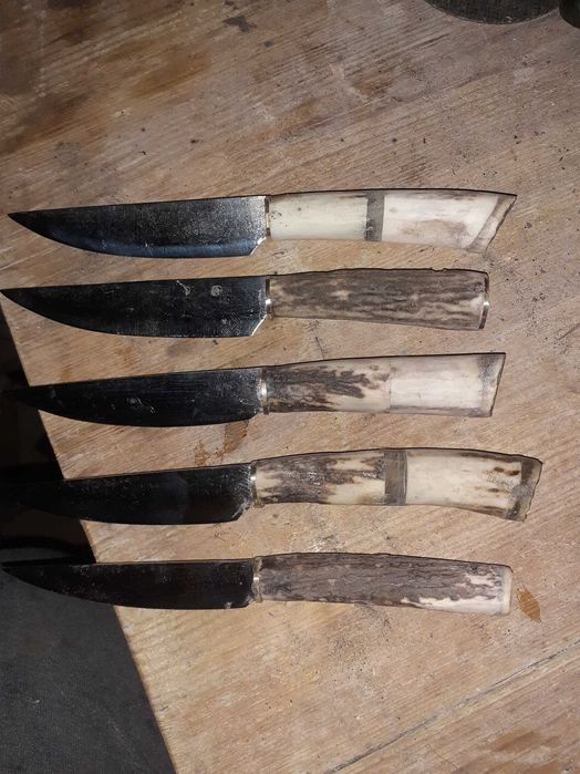 facas e lanças de caça, artesanais