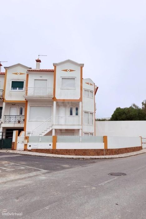 Moradia V3 na Ericeira Centro com vista mar, terraço e garagem