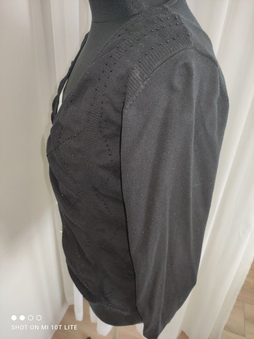 Sweter z ozdobnymi guzikami