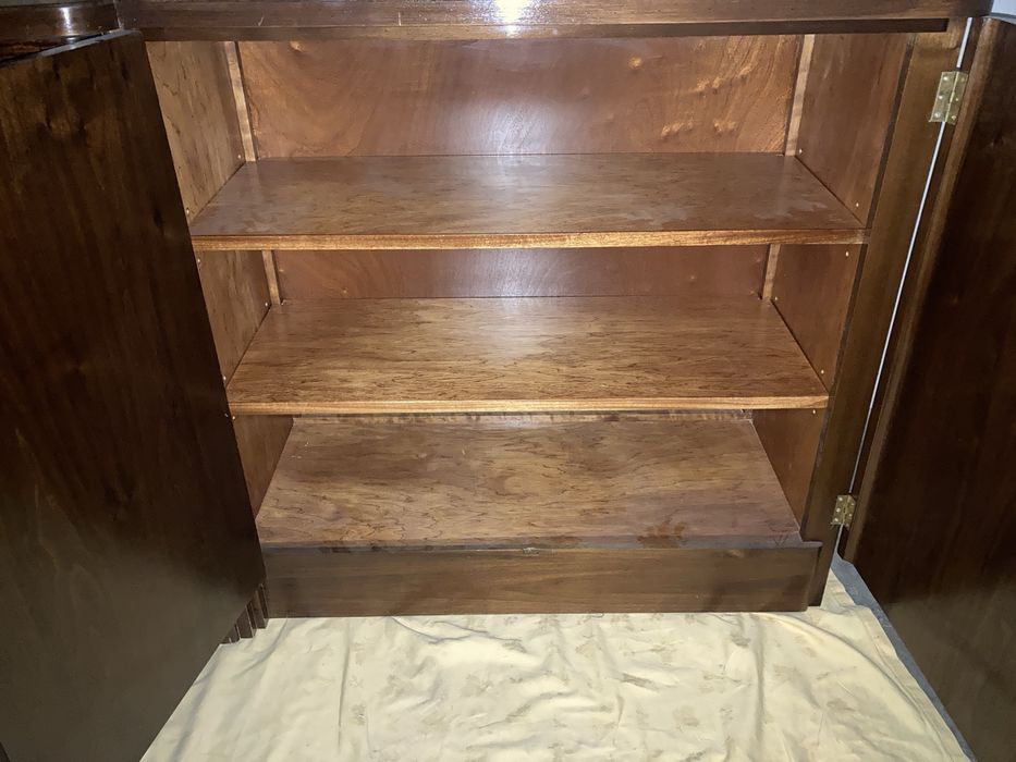 Móvel de sala em MOGNO com prateleiras e gavetas