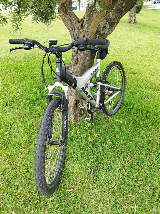 Bicicleta nova de montanha com soporte de ferramentas