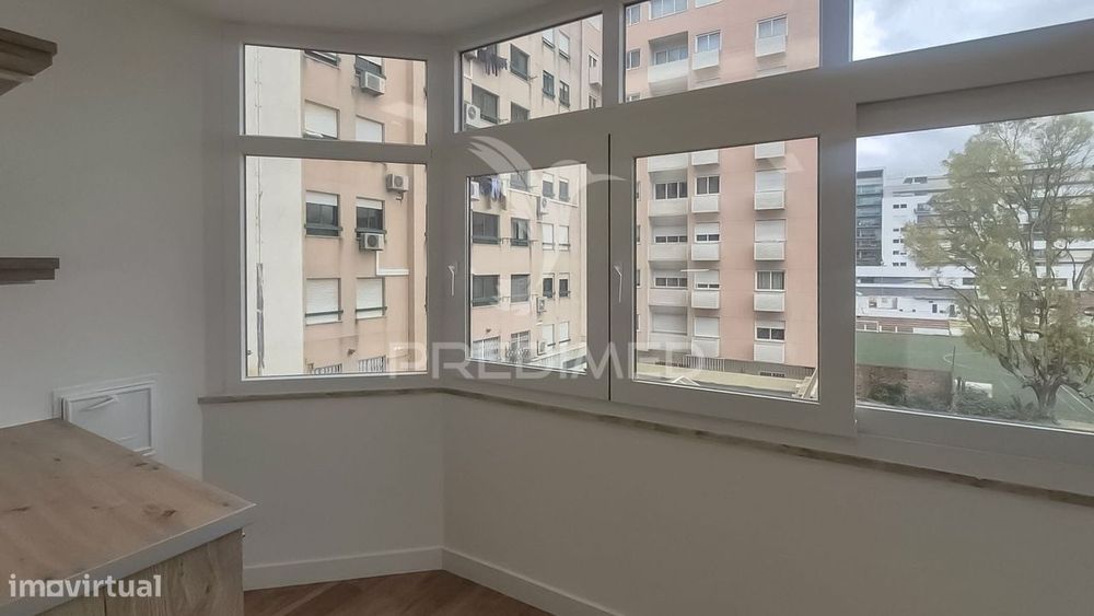 Apartamento T3 totalmente remodelado, situado na prestigiada Estrad...