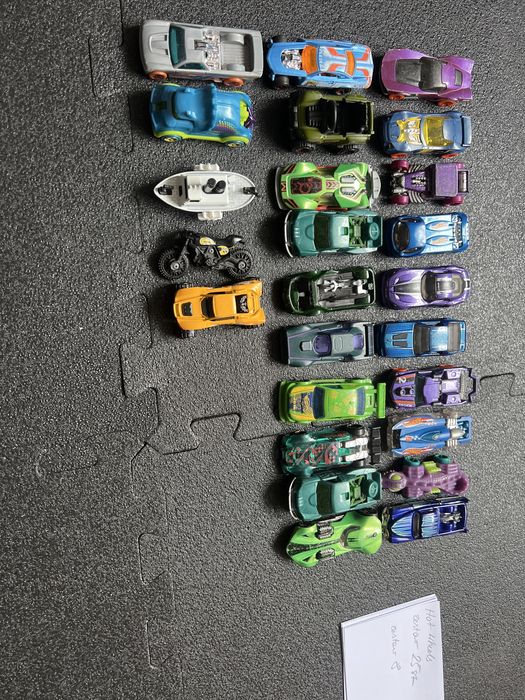 Zestaw 25 autek Hot Wheels