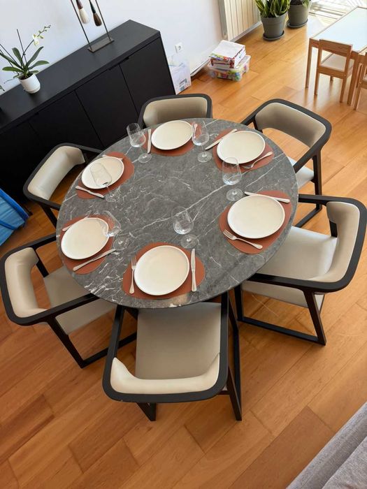 Conjunto Camerich em Mármore + 6 Cadeiras em Pele – Excelente Oportunidade (Novo €7.400)