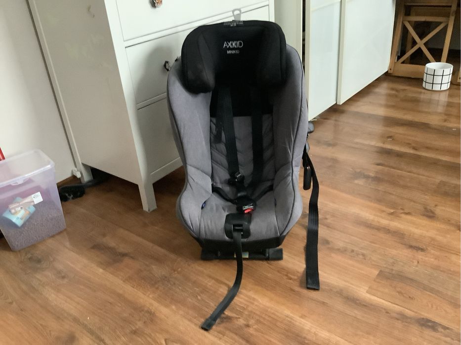 Fotelik Axkid Minikid do jazdy tyłem i przodem
