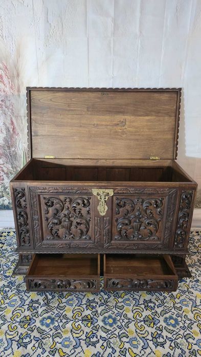 Arca em Madeira maciça com talha trabalhada e duas gavetas