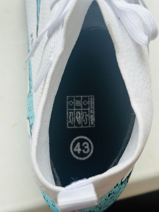 Спорт товары футбольные кроссовки