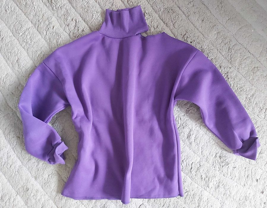Golf fiolet lila fioletowy duzy oversize gołe ramię
