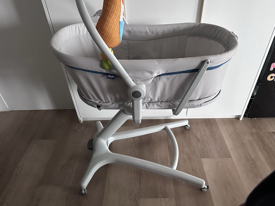 Łóżeczko Chicco Baby Hug plus materacyk i zabawki
