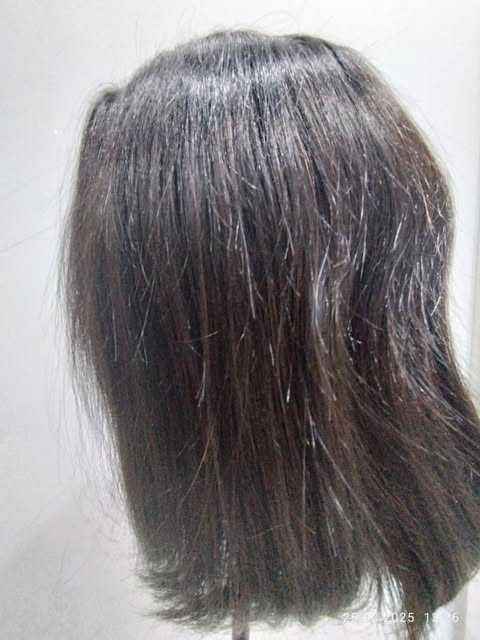 Peruka rozm. M . Włosy jak naturalne, półdługie ,proste. Kolor czarny