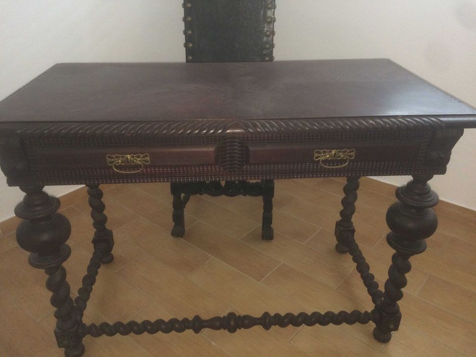 Secretária e duas cadeiras - torcidos e tremidos