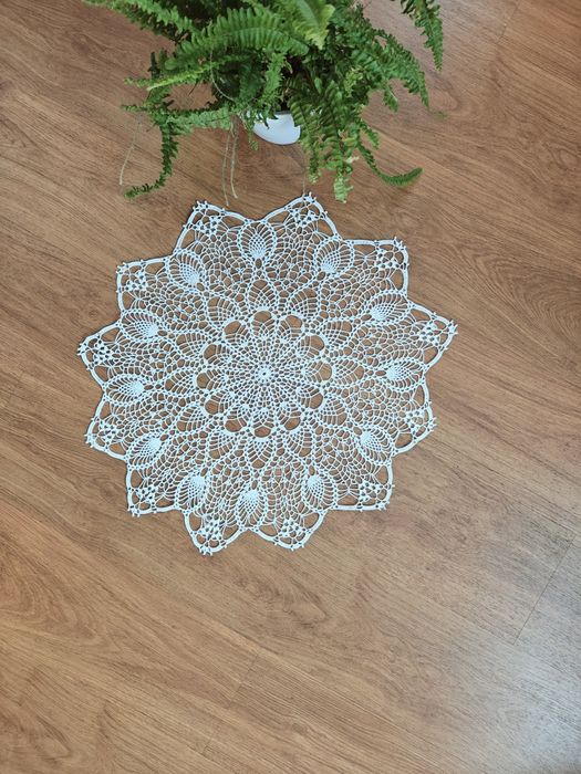 Okrągła biała serwetka serweta szydełkowana 56cm.