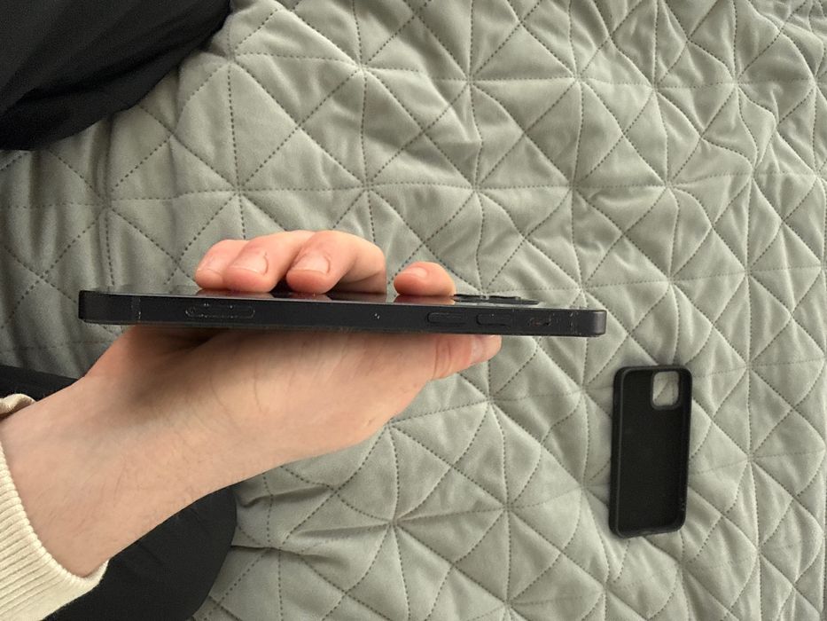 Айфон 12 r-sim в хорошому стані