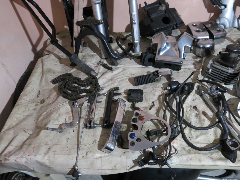 Stopki boczne Sym Husky 125.