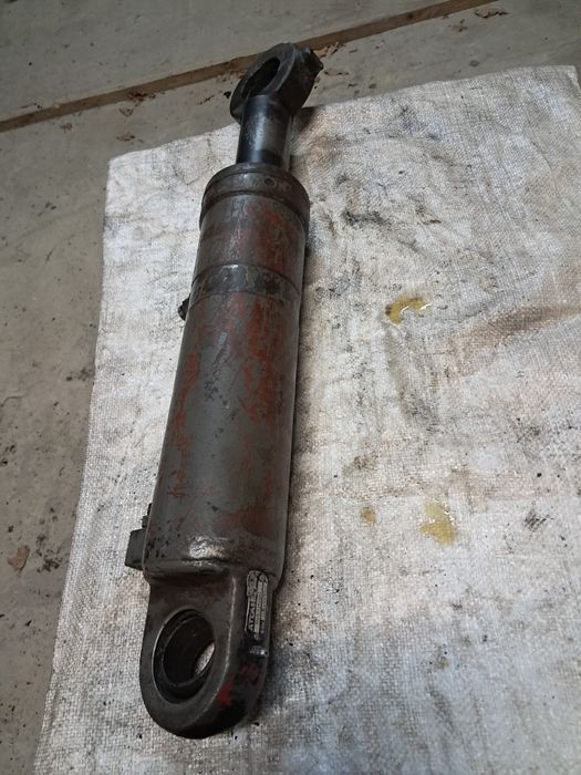 Siłownik do koparki atlas 1304 oraz 1404