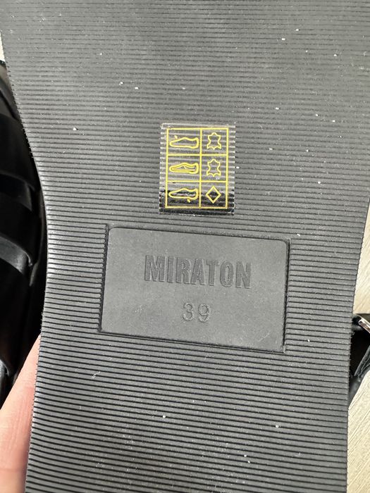 Нові шкіряні босоніжки Miraton