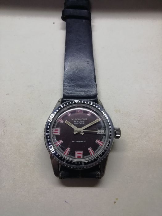 Relógio de pulso usado corda manual.