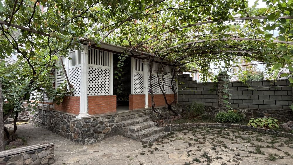 Будинок на березі річки