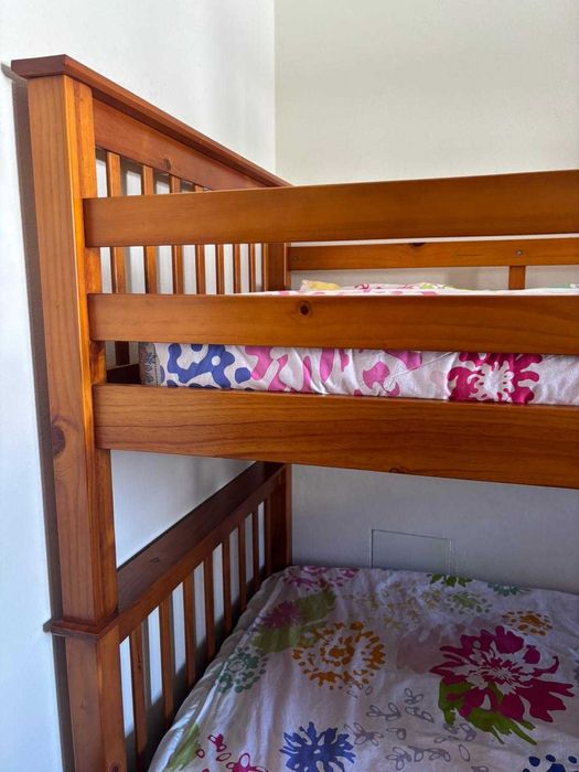 Beliche com colchões em V. N. Milfontes