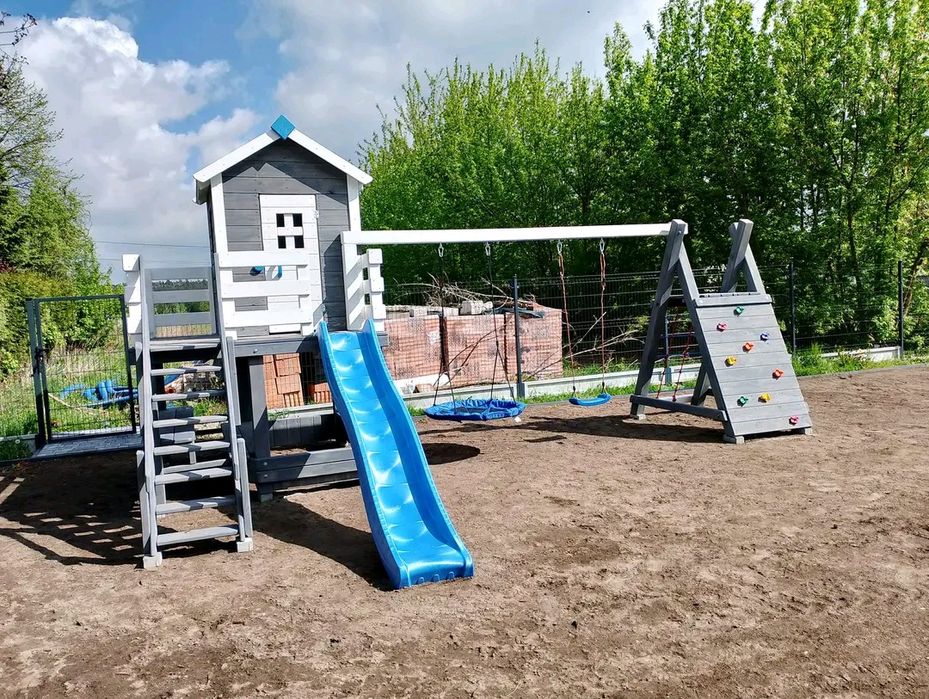 Drewniany domek dla dzieci, plac zabaw