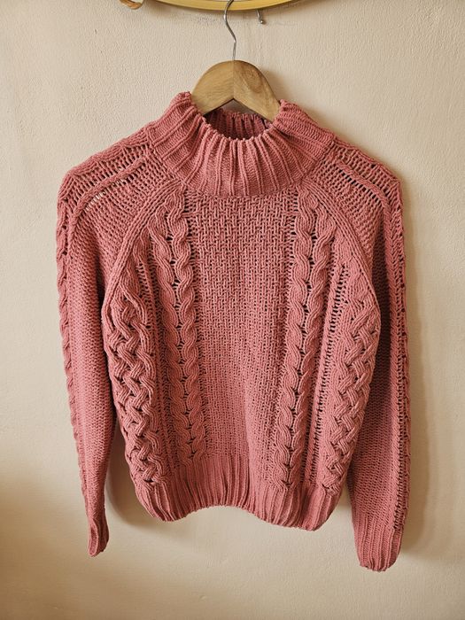 Różowy sweter z golfem