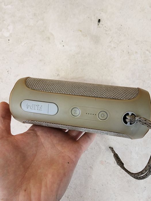 Jbl flip 4 все працює акумулятор тримає