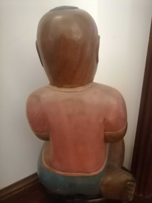Estatueta de madeira maciça com 44x24x24