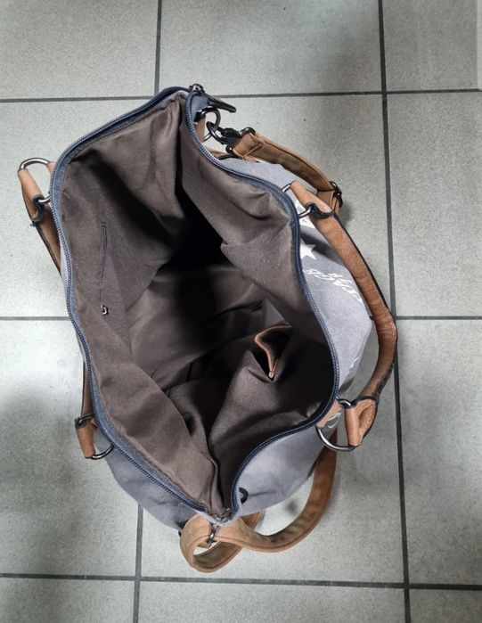 Szara torebka listonoszka