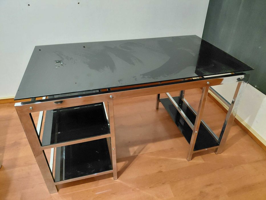 Secretária com tampo de vidro e estrutura metálica