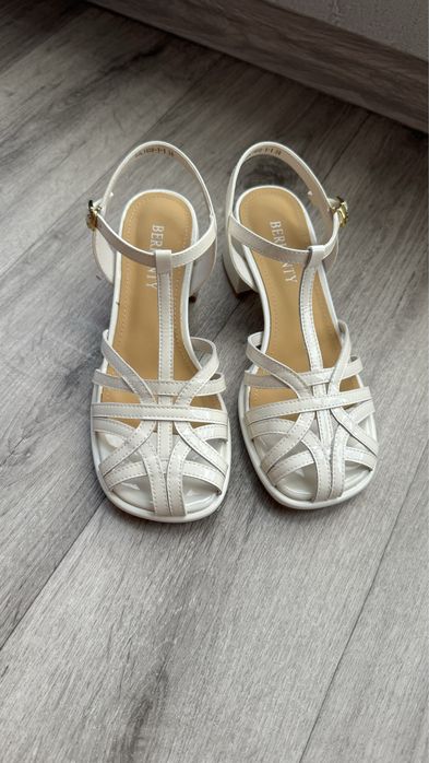 Босоніжки жіночі закриті