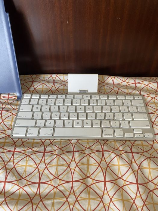 Ipad com capa e teclado