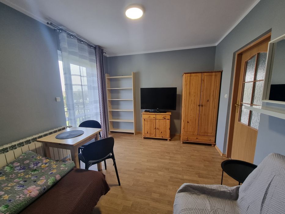 Wolne pokoje nad jeziorem. Rezerwacje lato 2026