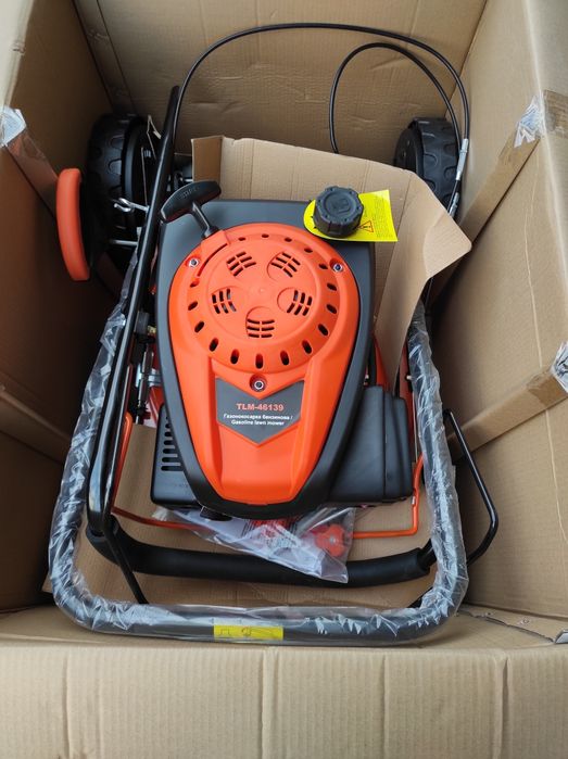 Газоно косарка нова.