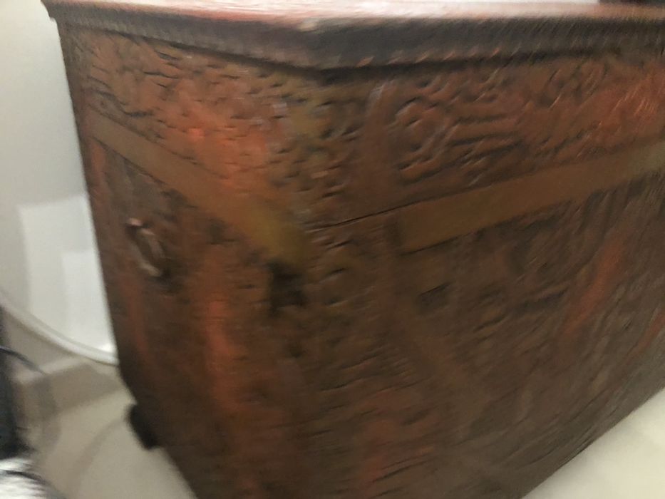 Bau ou mala em madeira macica antigo