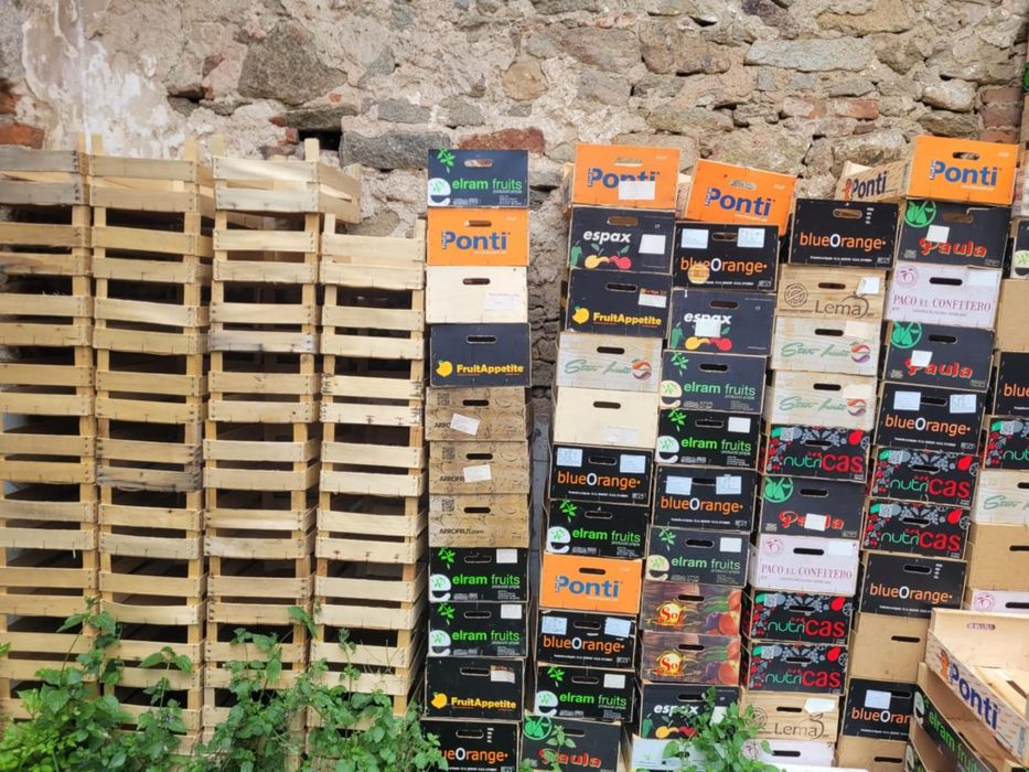 Skrzynki plastikowe, drewnianie