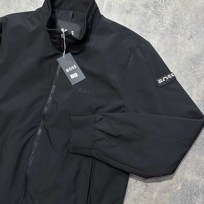 Якісна чоловіча вітрвока HUGO BOSS(розмір-XL)