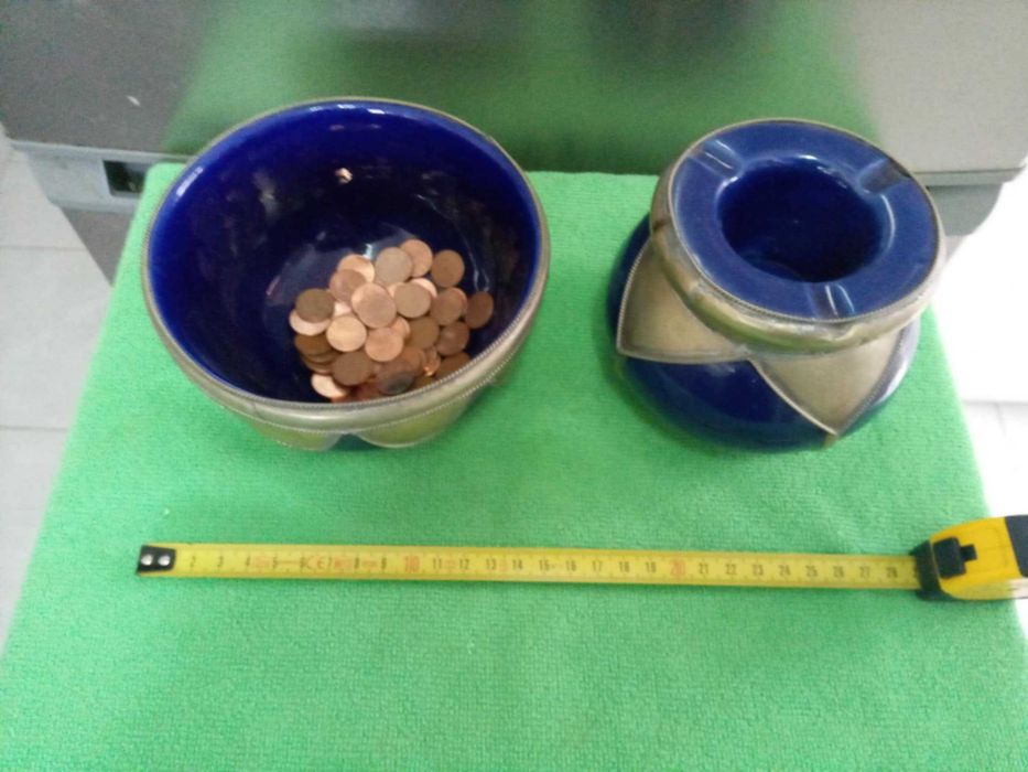 Taças de vidro azul e estanho.