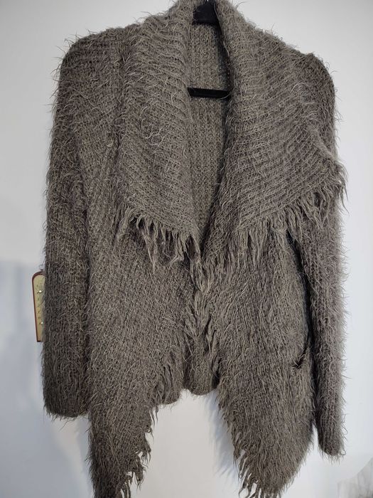 Kudłaty sweter kardigan