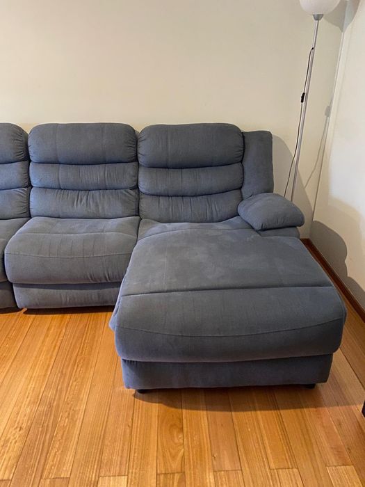 Sofá cinzento com chaise longue