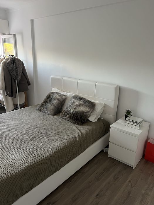 Conjunto cama de casal, colchao e mesinha de cabeceira