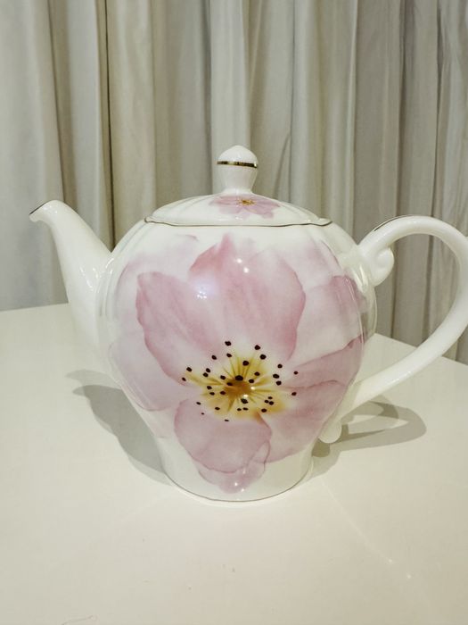 Продаю часть сервиза чайник сахарница молочник фарфор