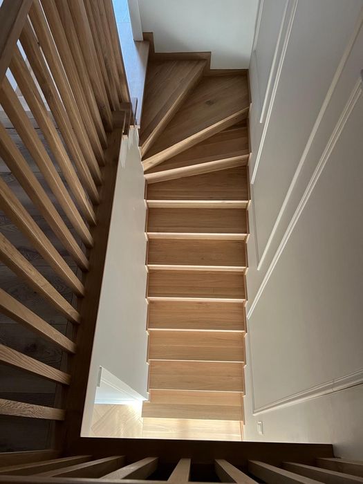 Schody drewniane dębowe lite zabiegowe, proste, podesty, parapety