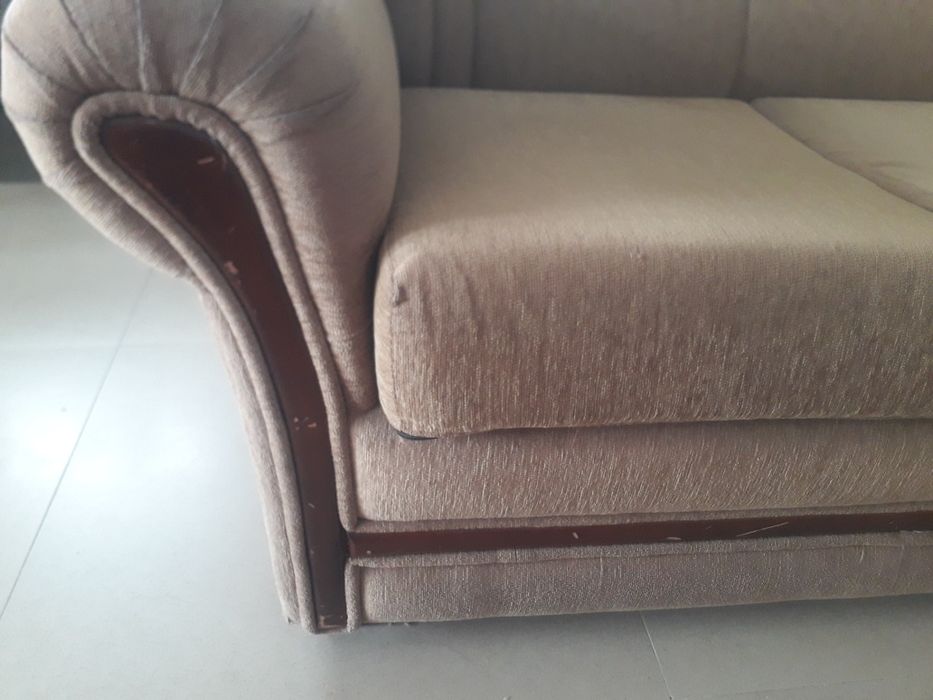 Sofá de veludo bege escuro