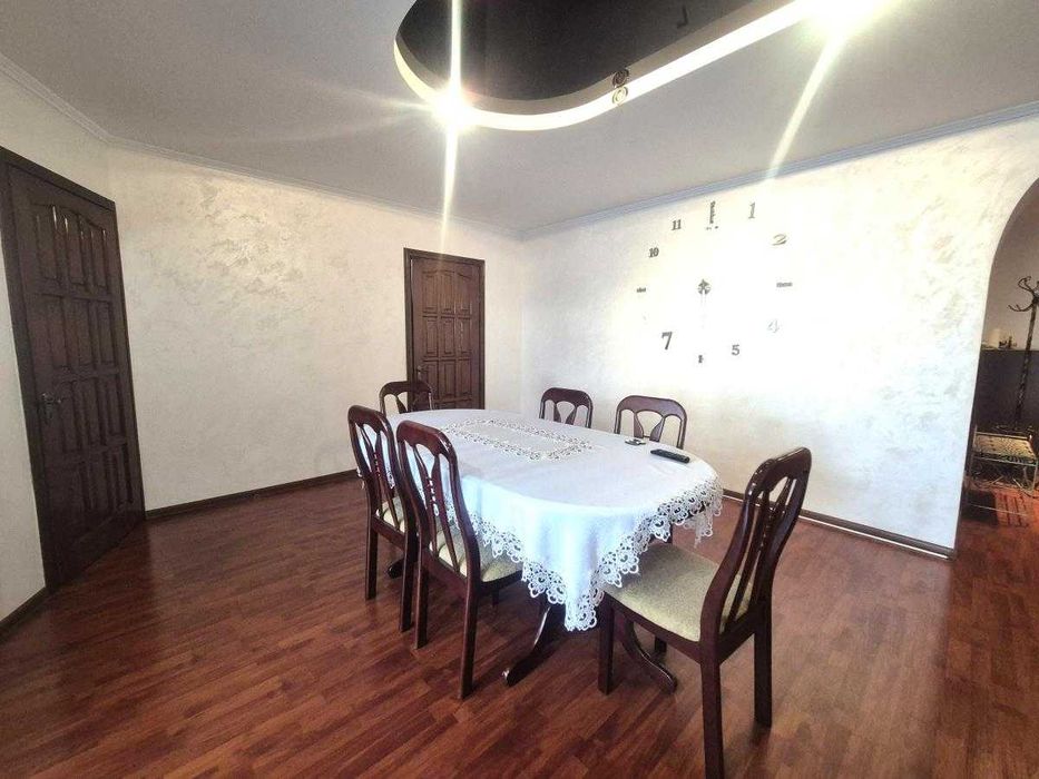 Продається трикімнатна квартира з меблями на Пасічній