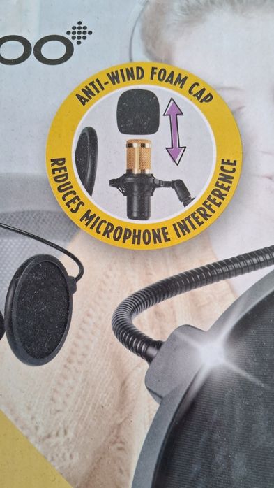 Студійний мікрофон з штативом