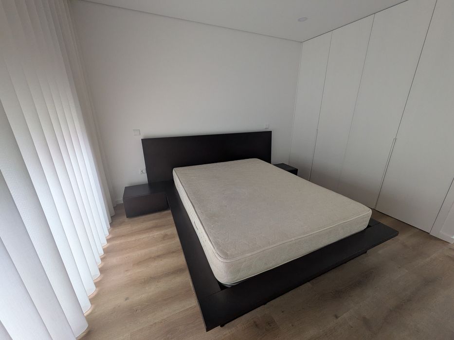 Cama de casal com colchão e mesas cabeceira