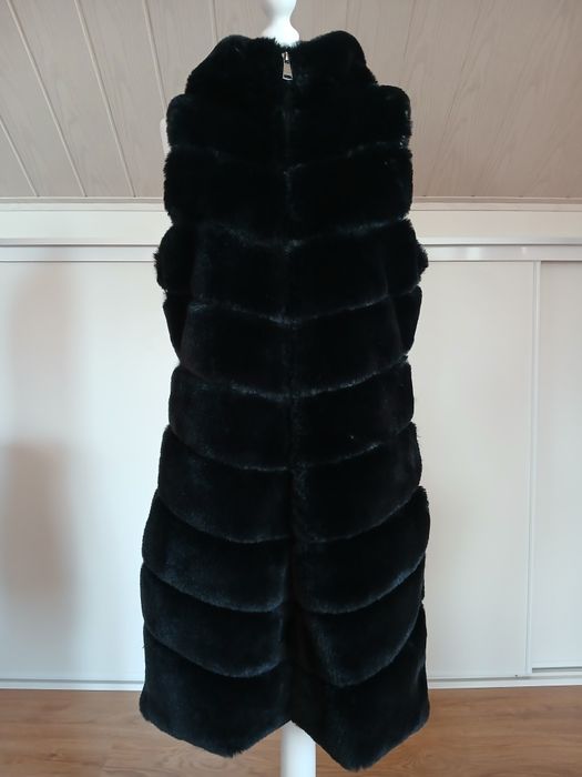 Czarna długa futro kamizelka z kapturem zapinana na zamek