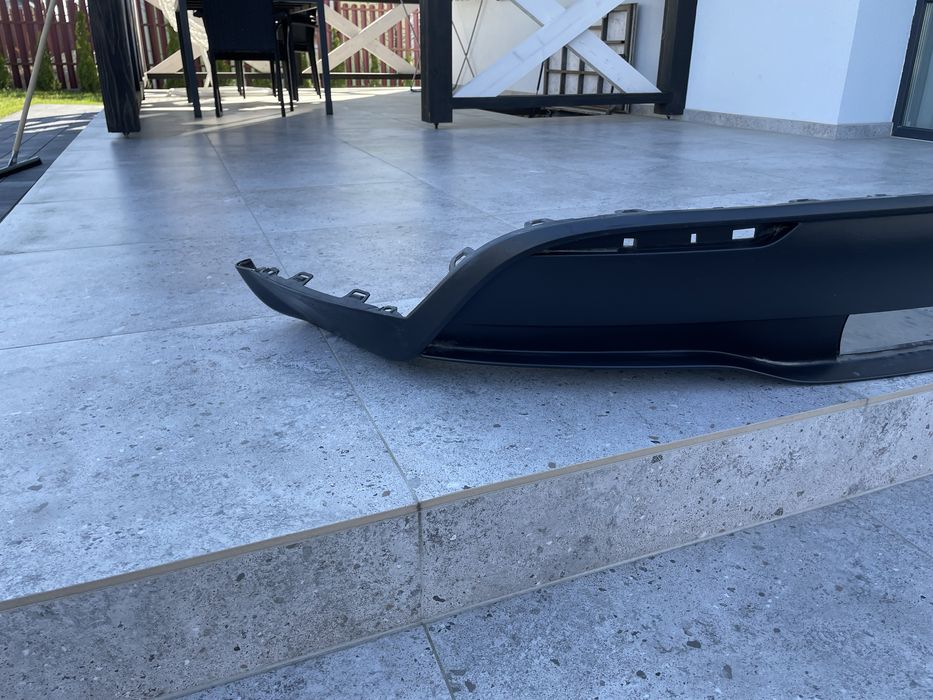 Нижня губа накладка заднього бампера Tesla Model Y